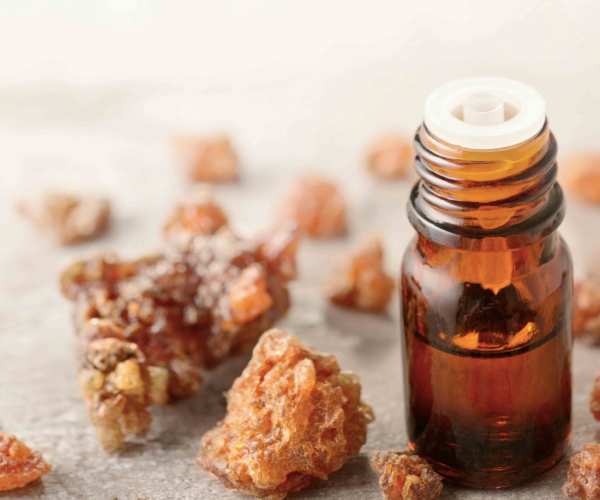Myrrhe et tube d'huile esssentielle